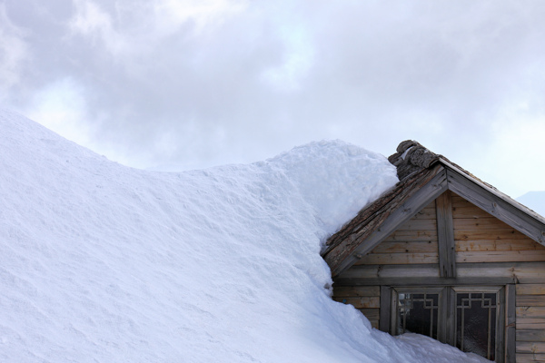 雪山上的小木屋图片