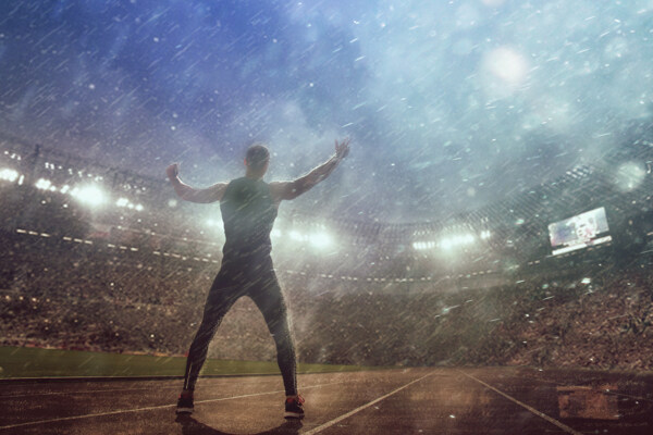雨中球场上的运动员图片
