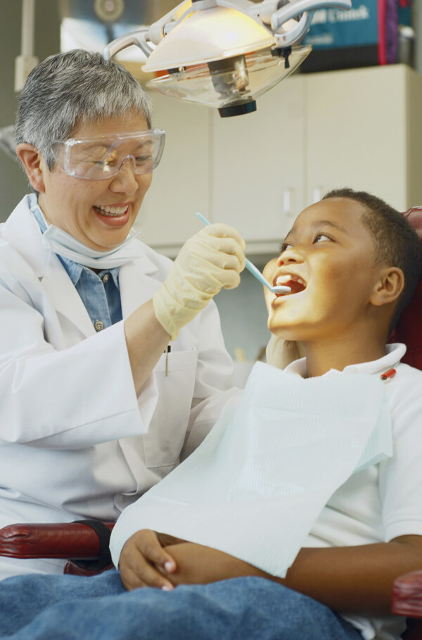牙科老医生与儿童病人图片