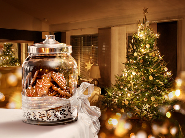 圣诞树和桌子上的瓶装饼干图片