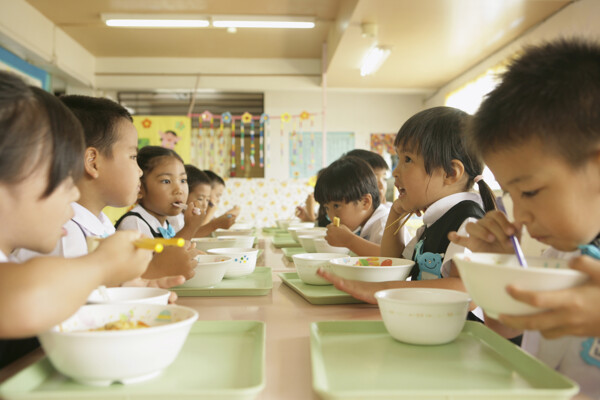 幼儿园里吃饭的小朋友图片