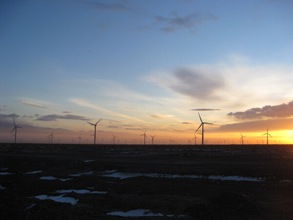 黄昏下的风力发电场图片