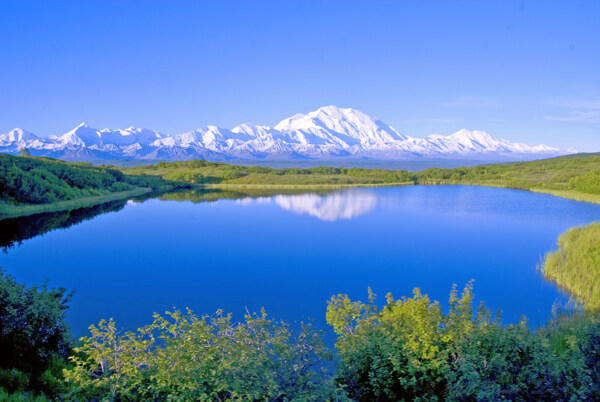 雪山湖泊图片