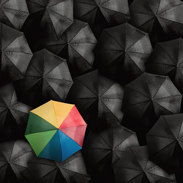 彩色雨伞与黑色雨伞