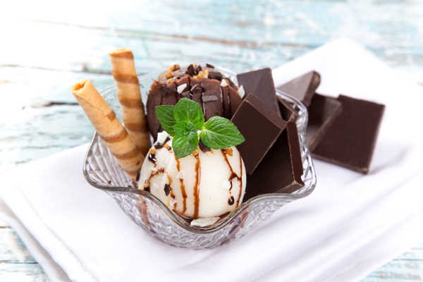 巧克力脆卷冰淇淋图片