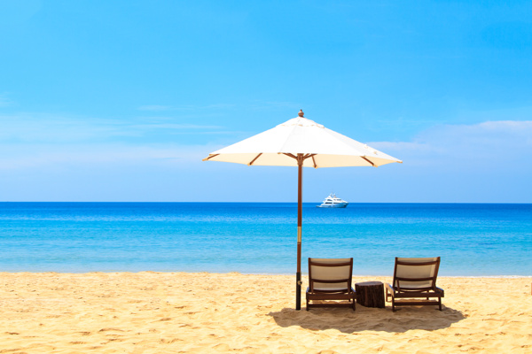 大海沙滩休闲躺椅和遮阳伞图片