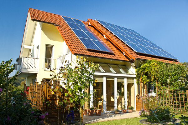 别墅屋顶上的太阳能图片