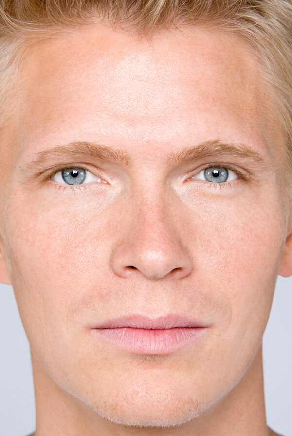 蓝色眼睛外国男性面部图片