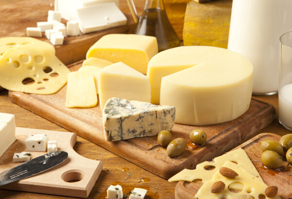 菜板上的奶酪图片