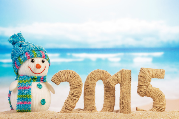 沙滩上的2015与小雪人图片