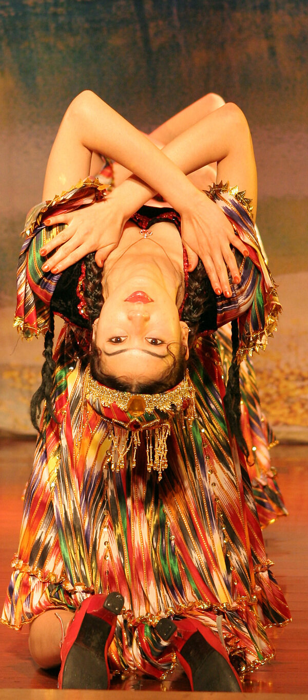 新疆美女舞蹈图片