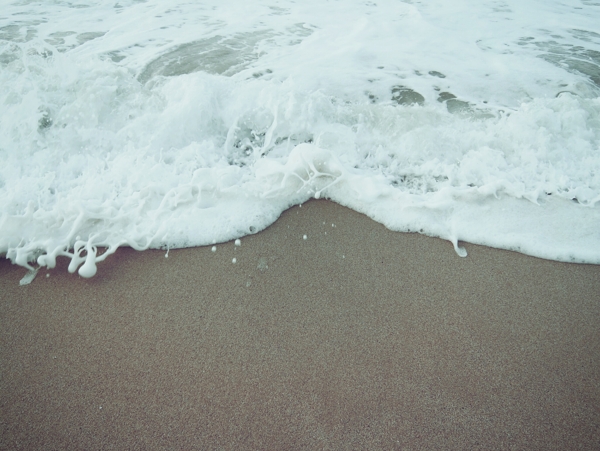 清澈沙滩海浪图片