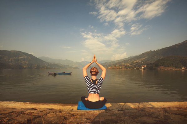 湖边练瑜伽美女图片