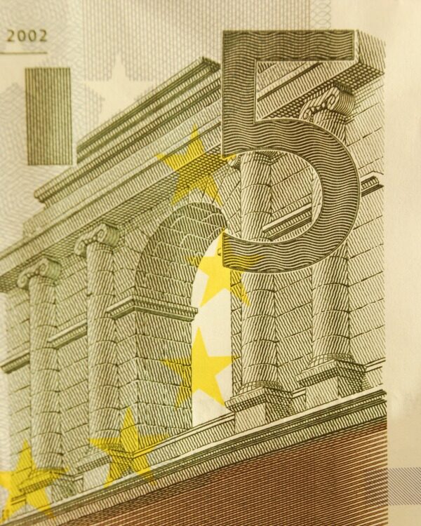 5欧元的账单接近