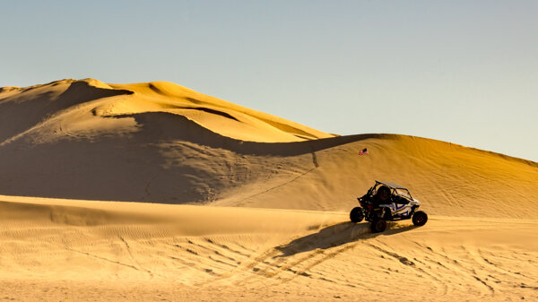 越野车在沙漠