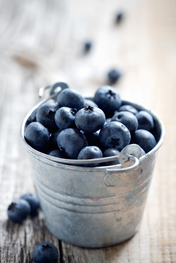 一桶新鲜的蓝莓图片
