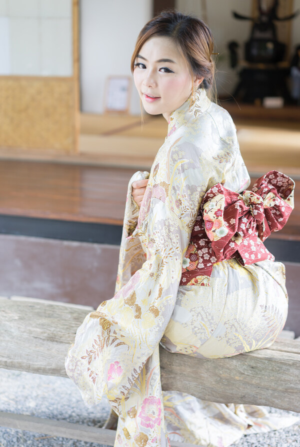 穿和服的日本美女图片