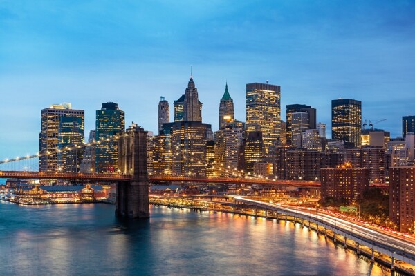 美丽迷人的高楼和大桥夜景图片