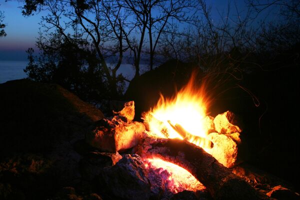 夜晚湖边的篝火图片