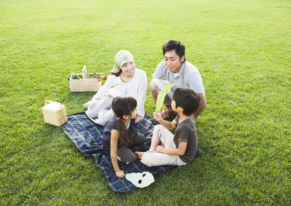 野餐的幸福家庭图片