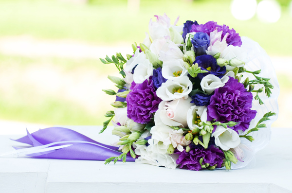 唯美白色与紫色花束图片