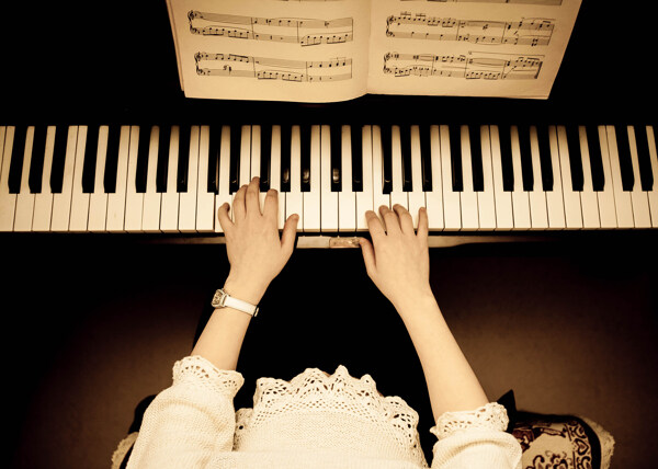 钢琴播放音乐仪器音乐家