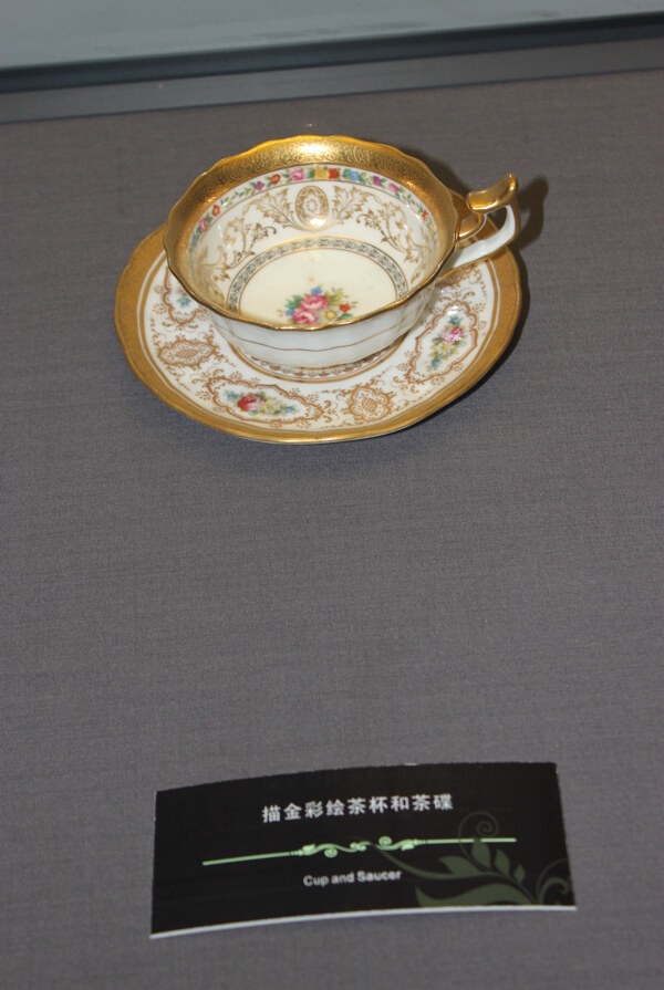 描金彩绘茶杯和茶碟图片