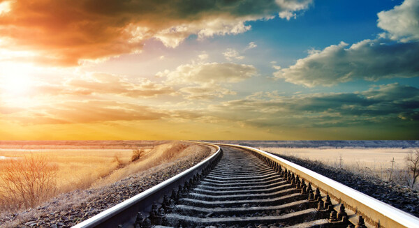 夕阳下的蜿蜒铁道图片