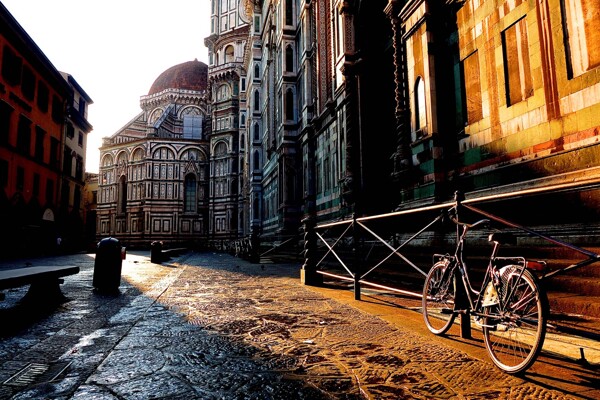自行车与城镇建筑风景图片