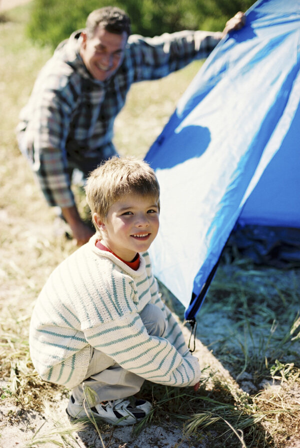 跟父亲一起搭帐篷的小男孩图片