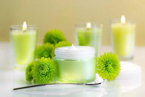 绿色菊花蜡烛与水润霜图片