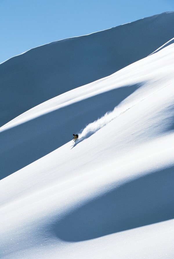 飞速下滑的滑雪运动员图片