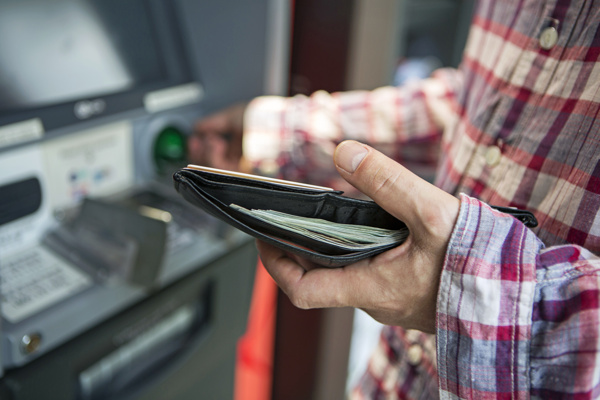 ATM机取钱的人图片