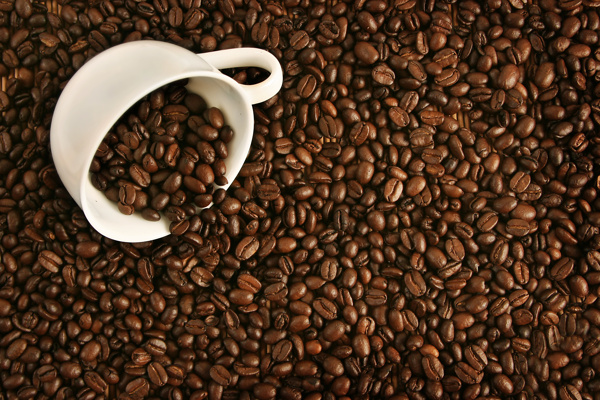 咖啡豆与倒掉的咖啡杯图片