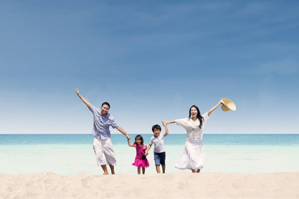 沙滩上度假的家庭图片