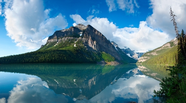 高山湖泊图片