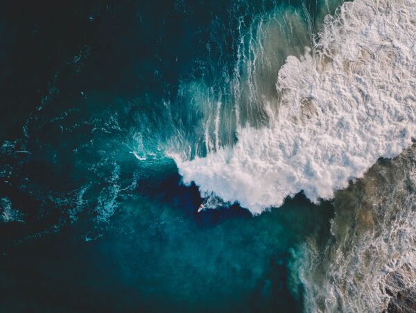 俯拍海浪冲刷的浪花