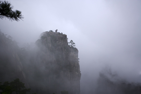 云雾下的黄山美景图片