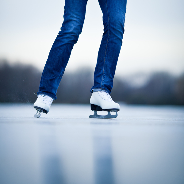 穿白色溜冰鞋的双腿图片