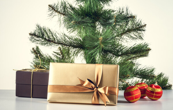 礼物与圣诞树图片