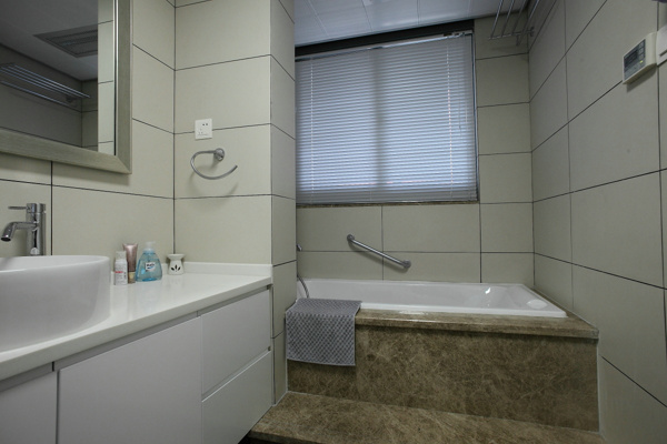 现代时尚浴室褐色瓷砖浴缸室内装修效果图
