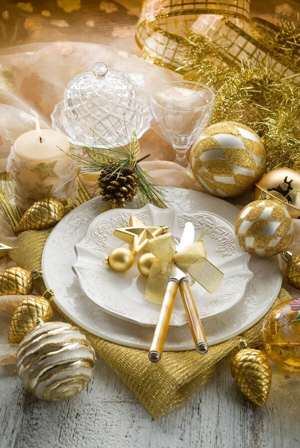 金色圣诞球与餐具图片