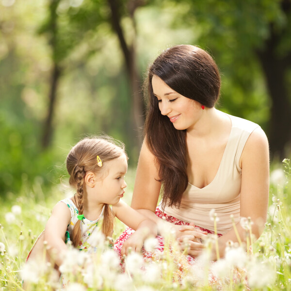 草地里的外国妈妈和女儿图片