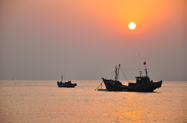 夕阳下的渔船