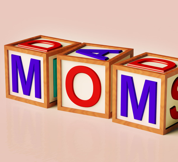 孩子的妈妈作为母亲块拼写和教养的象征