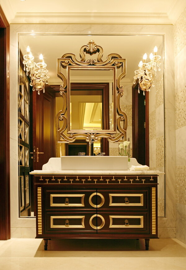 欧式奢华卫生间金色花饰壁灯室内装修效果图