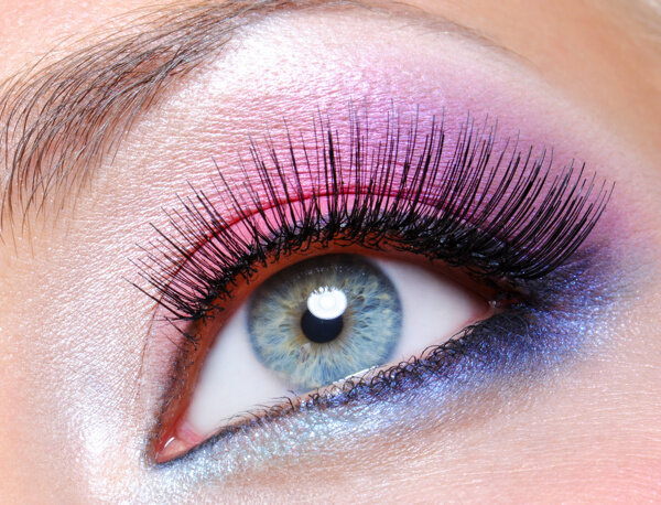 粉色紫色眼妆的眼睛图片