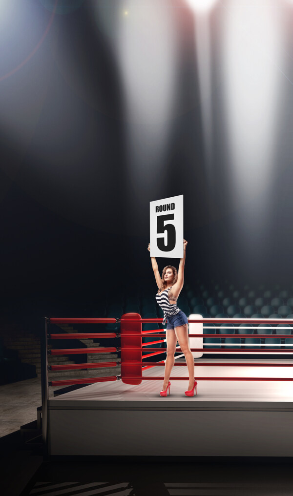 拳击台边缘上举着三号牌的美女图片