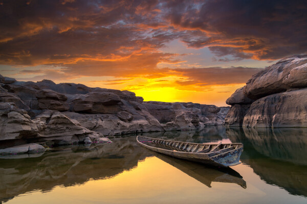 泰国日出和日落河流小船天空峡谷