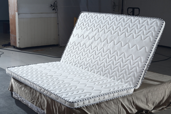 白色折叠床垫